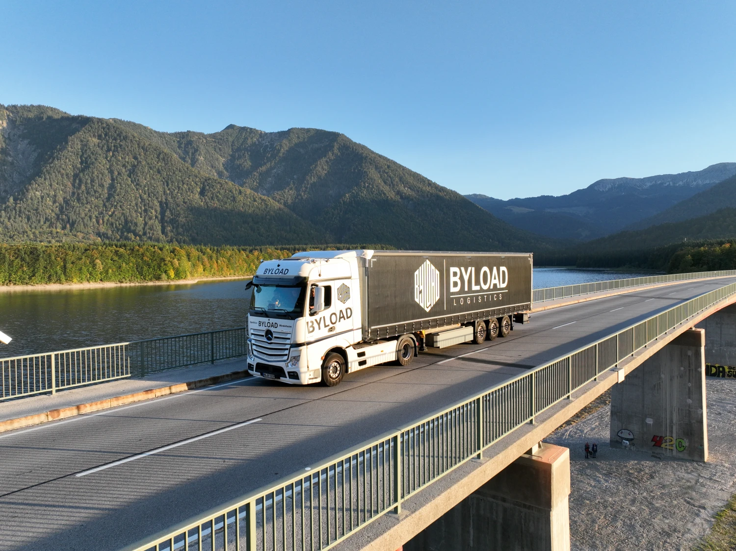 Byload Logistics, Lkw auf der Brücke